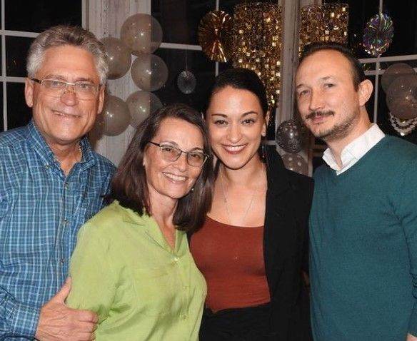 Sara Tomko with her parents and boyfriend